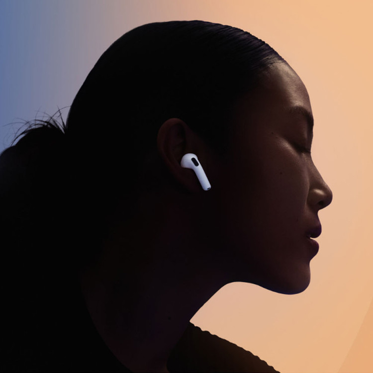 هدفون بلوتوثی اپل مدل AirPods 4- اورجینال - فاقد قابلیت نویز کنسلینگ، درگاه شارژ USB Type-C، شارژ بی سیم، با قابلیت اتصال به چند دستگاه، پشتیبانی از فرمان لمسی، نشانگر LED، پشتیبانی از دستیار صوتی، مقاوم در برابر آب